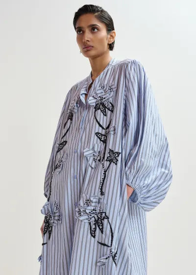 Robe chemise à broderies de fleurs et perles bleu clair et noire Jemine