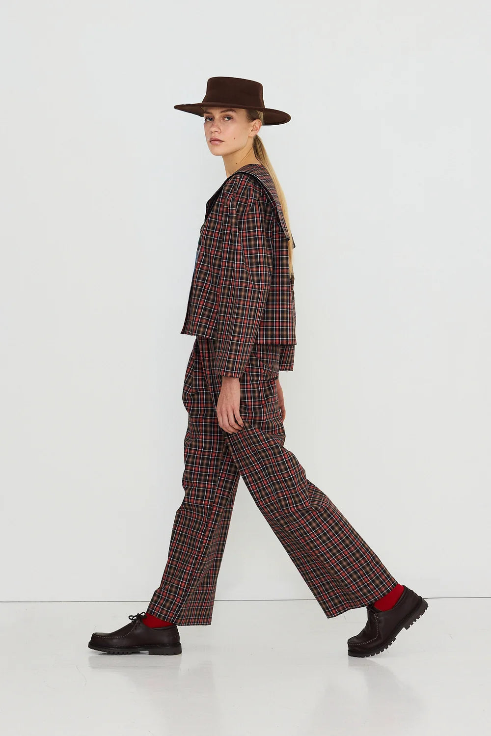 Blouse à carreaux rouge et marron