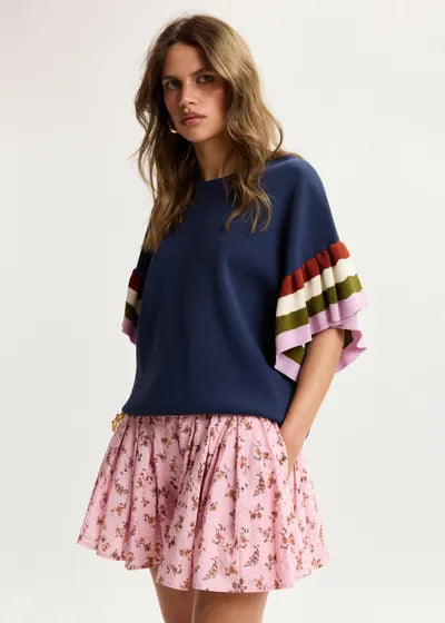 Top Januari en maille bleu marine avec manches superposées à rayures multicolores