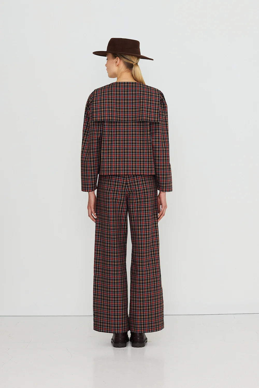 Blouse à carreaux rouge et marron