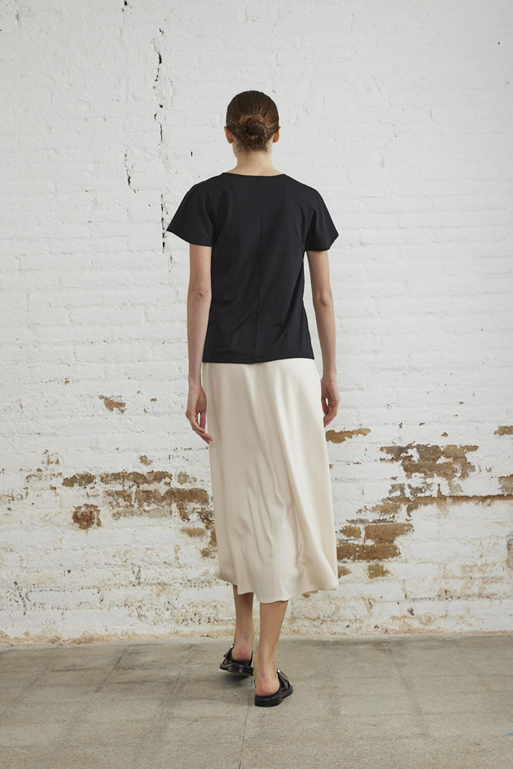 T-shirt noir détaille épaule