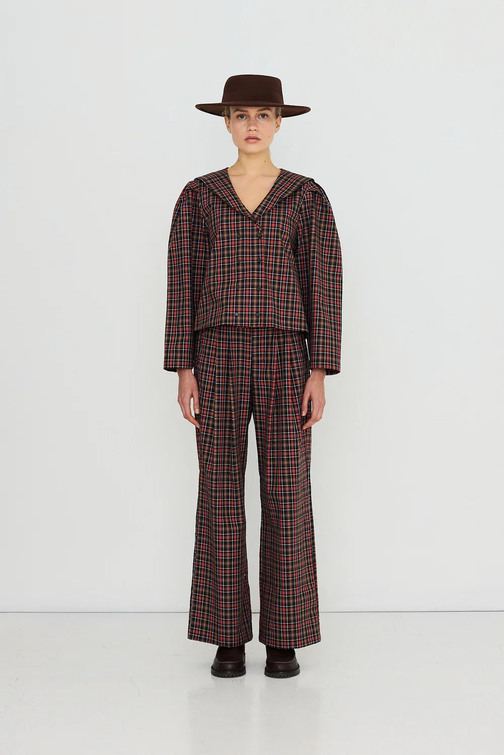 Blouse à carreaux rouge et marron