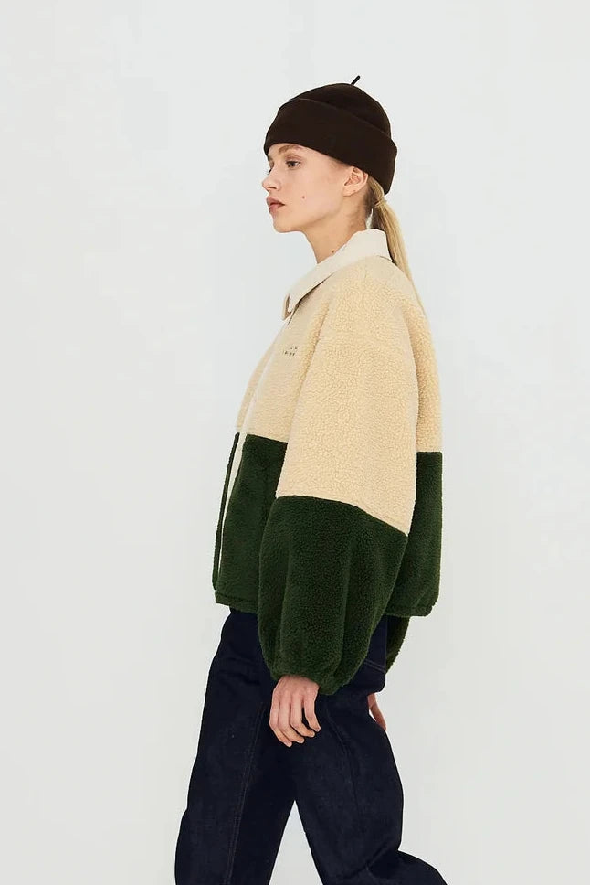 Veste en sherpa verte et crème