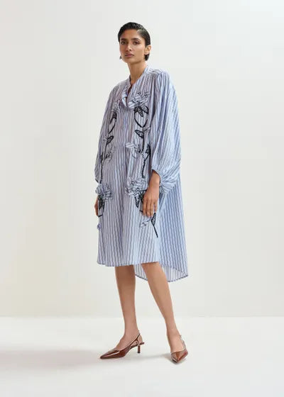 Robe chemise à broderies de fleurs et perles bleu clair et noire Jemine