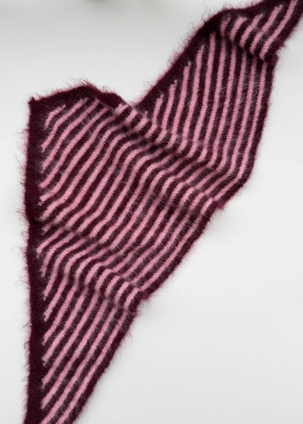 Echarpe triangle Jenna rayure aubergine / rose