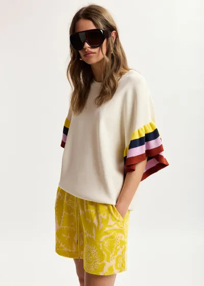 Top Januari en maille blanc avec manches superposées à rayures multicolores