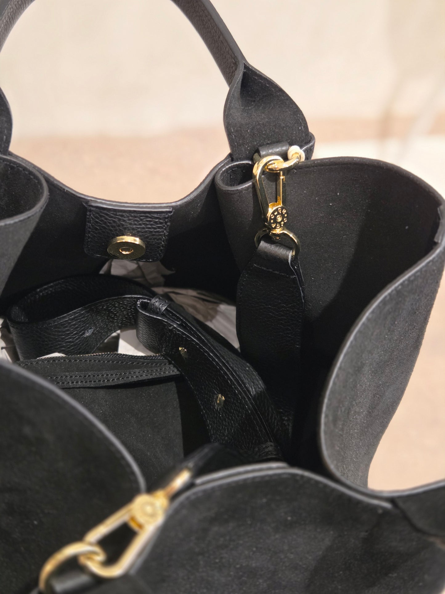 Sac shopping essential médium cuir suède noir