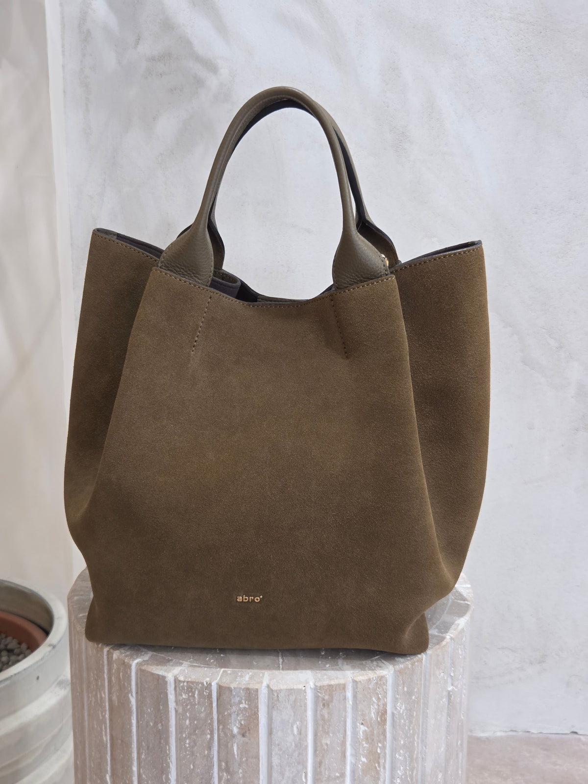 Sac shopping essential medium cuir suede dark military