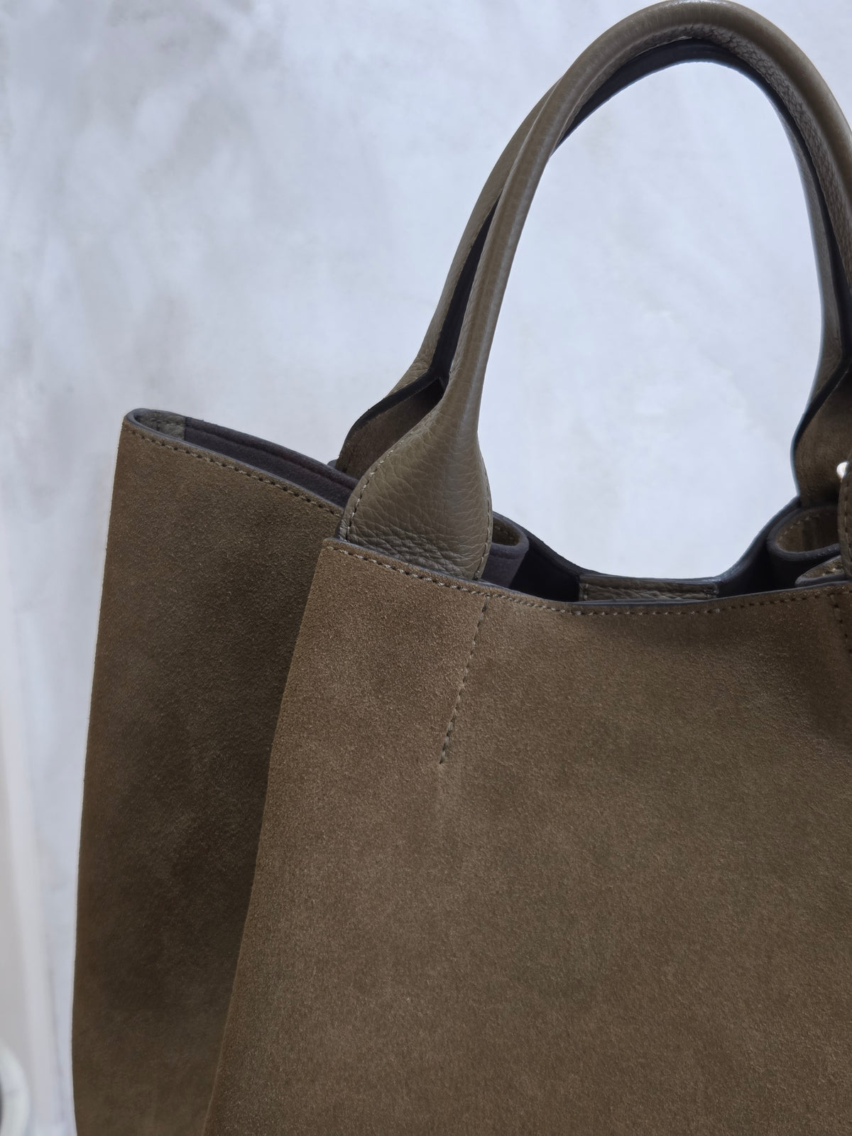 Sac shopping essential medium cuir suede dark military